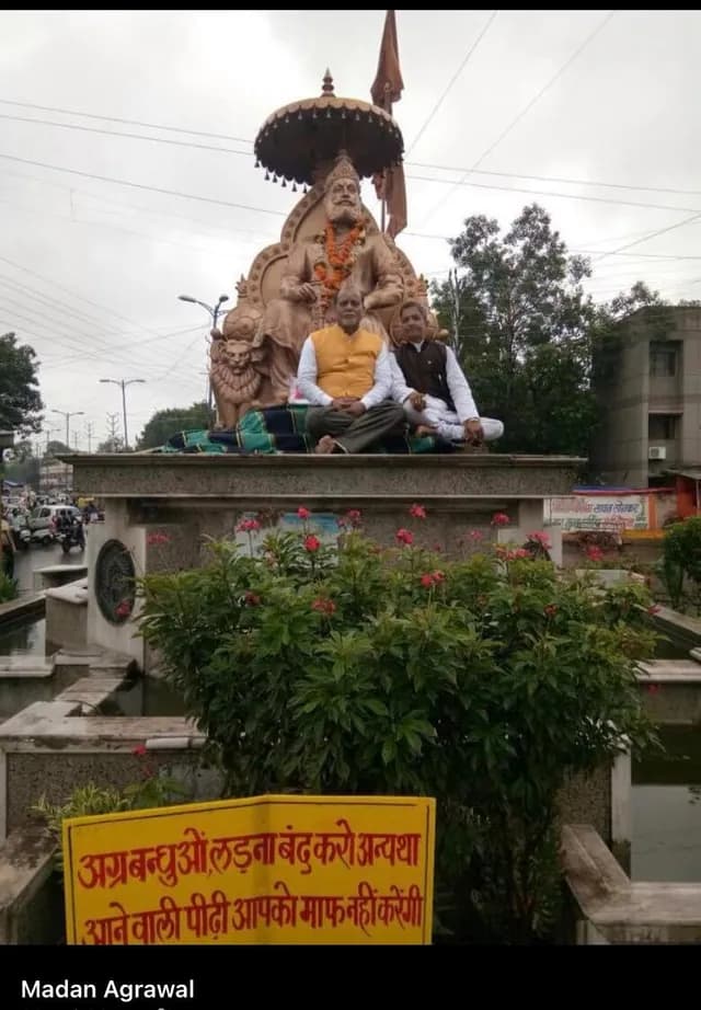 प्रतिमा के पास