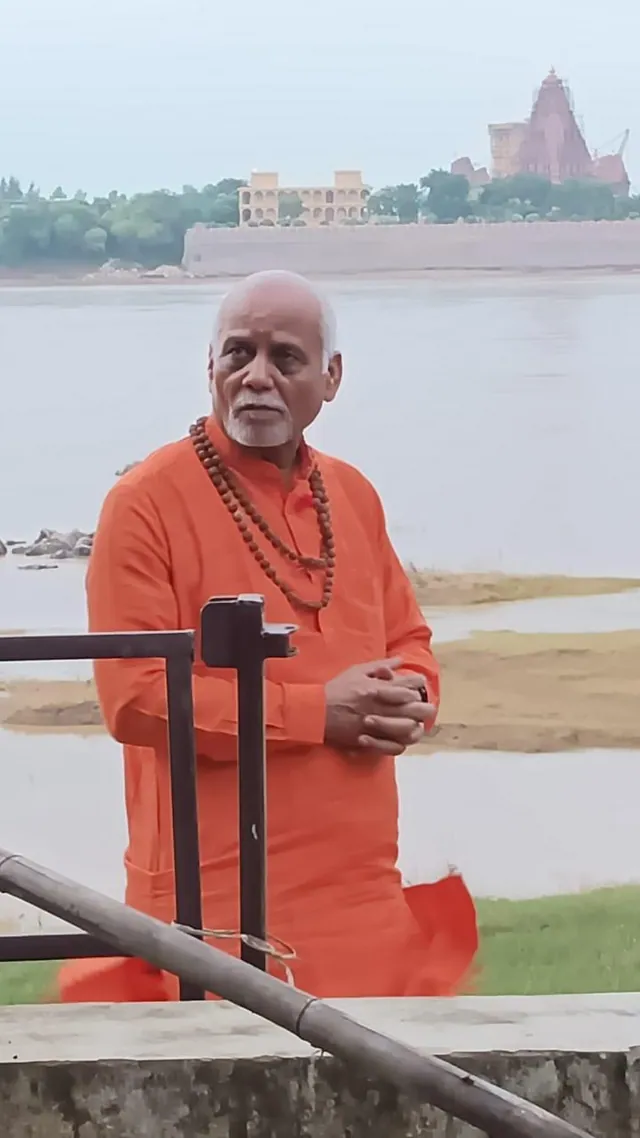 नदी किनारे