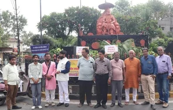 समूह — प्रतिमा के पास